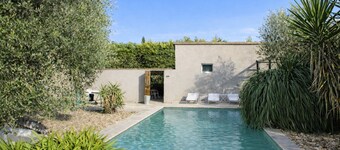 Country villa with private pool near Avignon