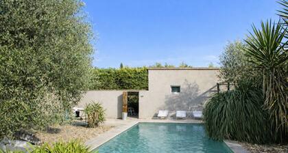 Country villa with private pool near Avignon