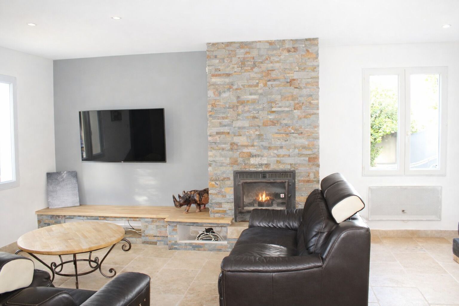 TV connectée, table de tennis de table, chaîne hi-fi