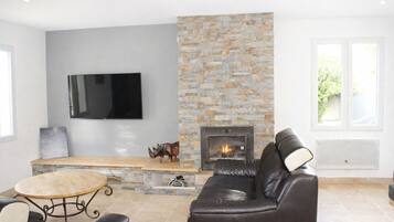 TV connectée, table de tennis de table, chaßne hi-fi