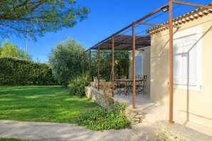 Outdoor dining - Country villa with private pool near Avignon (Avignon)