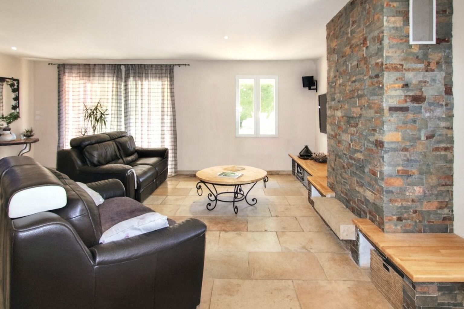 TV connectée, table de tennis de table, chaîne hi-fi