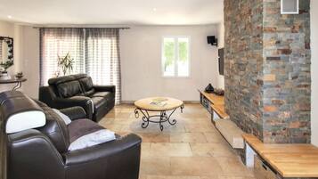 TV connectée, table de tennis de table, chaßne hi-fi