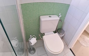 Serviettes fournies, savon, papier toilette