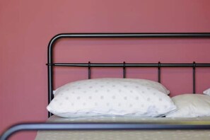 1 slaapkamer, een strijkplank/strijkijzer, wifi, beddengoed