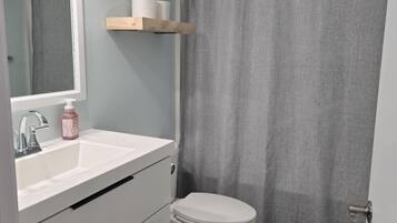 Een bidet, handdoeken, zeep, toiletpapier