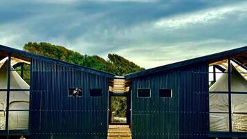 Vista frontal de la propiedad