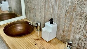 Un tocador de madera con dos lavamanos y un espejo.