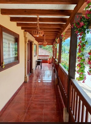 Quarto conforto, vista para o jardim | Sacada