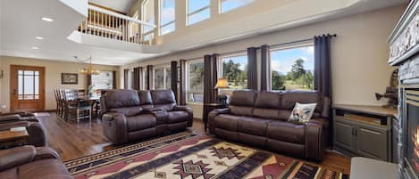 Télévision, cheminée, lecteur de DVD, espaces bureaux