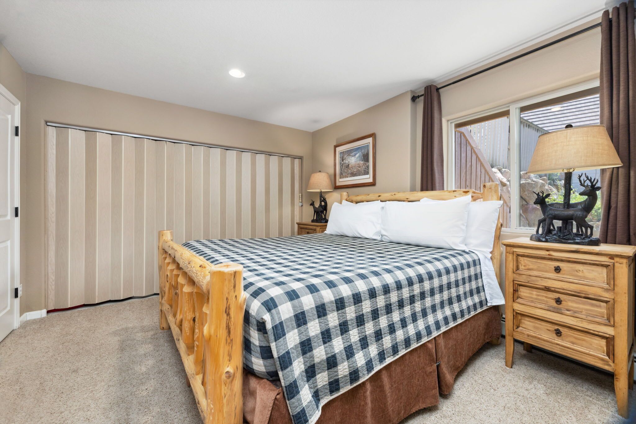 5 soverom, skrivebord, strykejern/-brett og reiseseng for barn