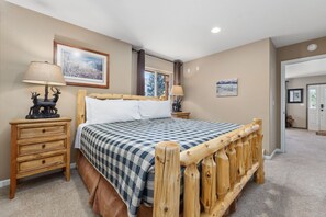 5 bedrooms, desk, iron/ironing board, travel crib