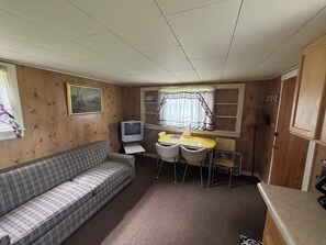 Fernseher, DVD-Player, Bücher, Videothek