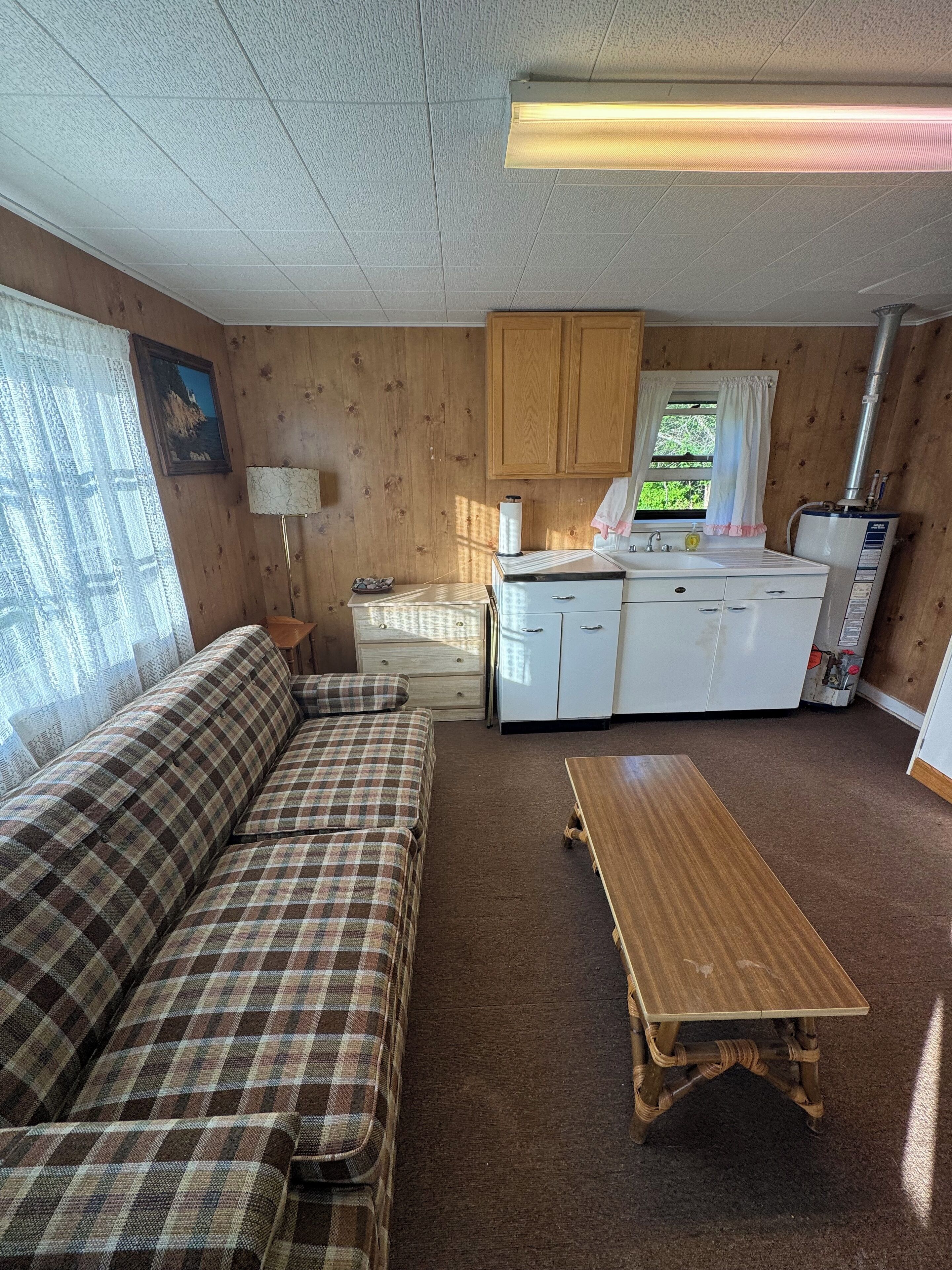 TV, DVD-spiller, bøker og filmbibliotek