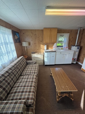 Televisie, een dvd-speler, boeken en een filmbibliotheek