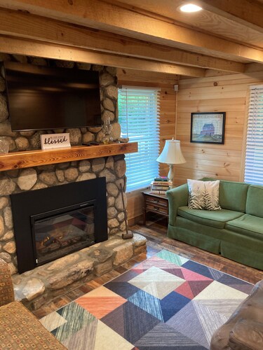 Charming 4-bedroom farmhouse w/ WiFi, AC in lovely Eastatoee Valley, Sunset, SC.