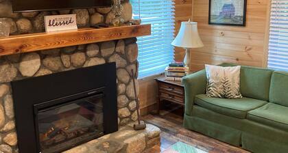 Charming 4-bedroom farmhouse w/ WiFi, AC in lovely Eastatoee Valley, Sunset, SC.