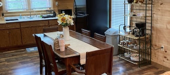 Charming 4-bedroom farmhouse w/ WiFi, AC in lovely Eastatoee Valley, Sunset, SC.