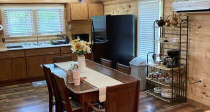 Charming 4-bedroom farmhouse w/ WiFi, AC in lovely Eastatoee Valley, Sunset, SC.