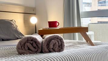 1 quarto, cofres nos quartos, ferros/tábuas de passar roupa