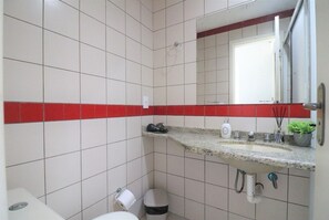Douche, sèche-cheveux, bidet, serviettes fournies