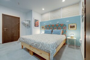 1 soverom og strykejern/-brett