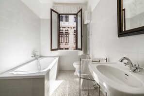 Een douche, een haardroger, een bidet, handdoeken