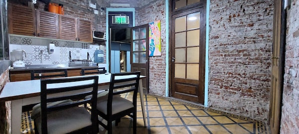 Full-size fridge, griddle, cookware/dishes/utensils, cleaning supplies - El Gran Gomero (Resistencia)