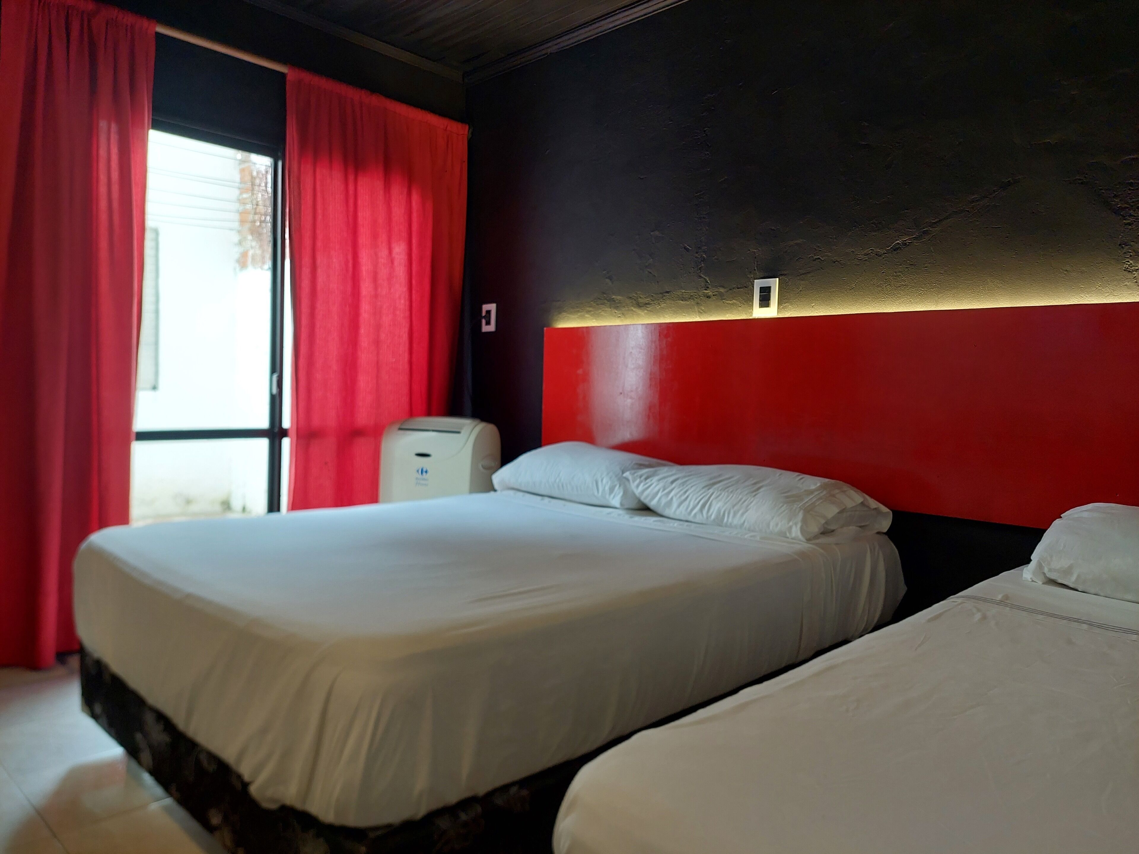 エコノミー トリプルルーム パティオ コートヤードビュー | WiFi (無料)、ベッドシーツ