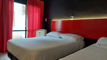 Economy driepersoonskamer, patio, uitzicht op binnenplaats | 1 slaapkamer, gratis wifi, beddengoed