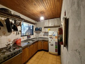 Grand réfrigérateur, plancha, nécessaire de nettoyage, congélateur