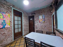 Refrigerador con freezer, plancha de cocina, artículos de limpieza