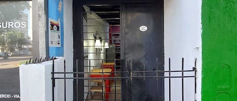 Vista frontal de la propiedad