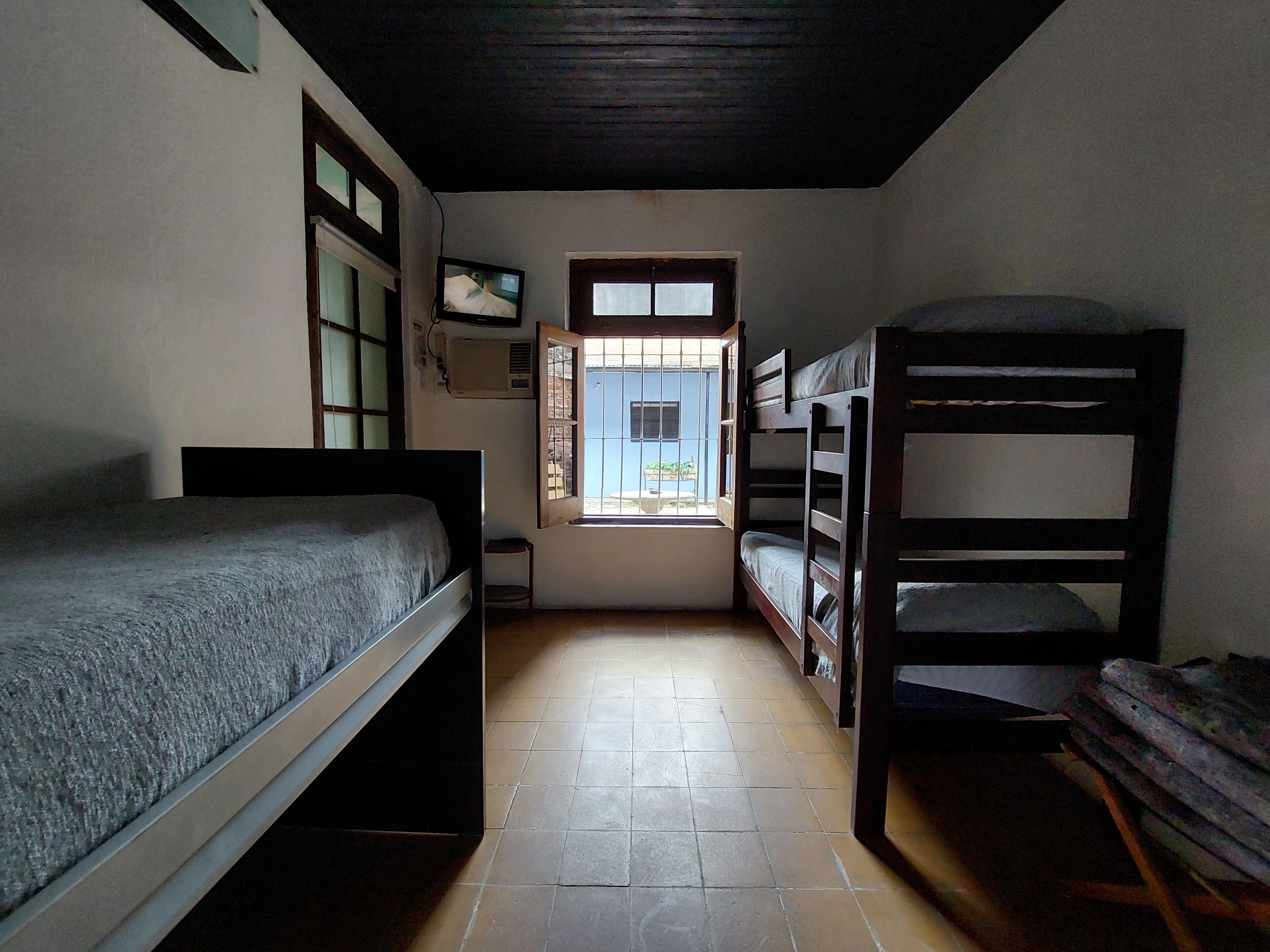 Standard-Vierbettzimmer | Kostenloses WLAN, Bettwäsche