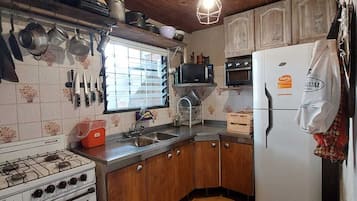 Frigorifero con congelatore, piastra, pentole/stoviglie/utensili