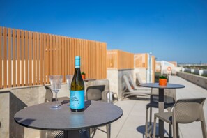 Outdoor dining - Scenic 2BR Apartment in a Tranquil Area (Ħal Għaxaq)