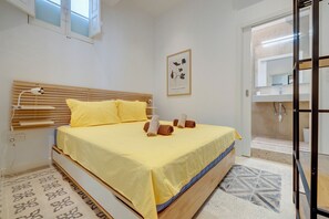 2 quartos, ferros/tábuas de passar roupa, roupa de cama