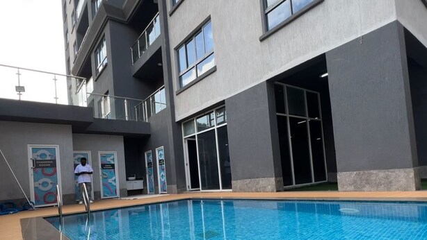 Un edificio moderno con piscina.
