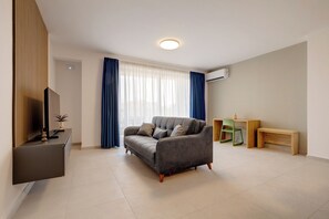 Living area - Charming 2BR Steps from the Sea (Saint Paul's Bay)