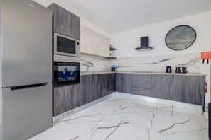 Fridge, microwave, oven, toaster - Stylish 3BR Apartment by the Promenade (Gzira)