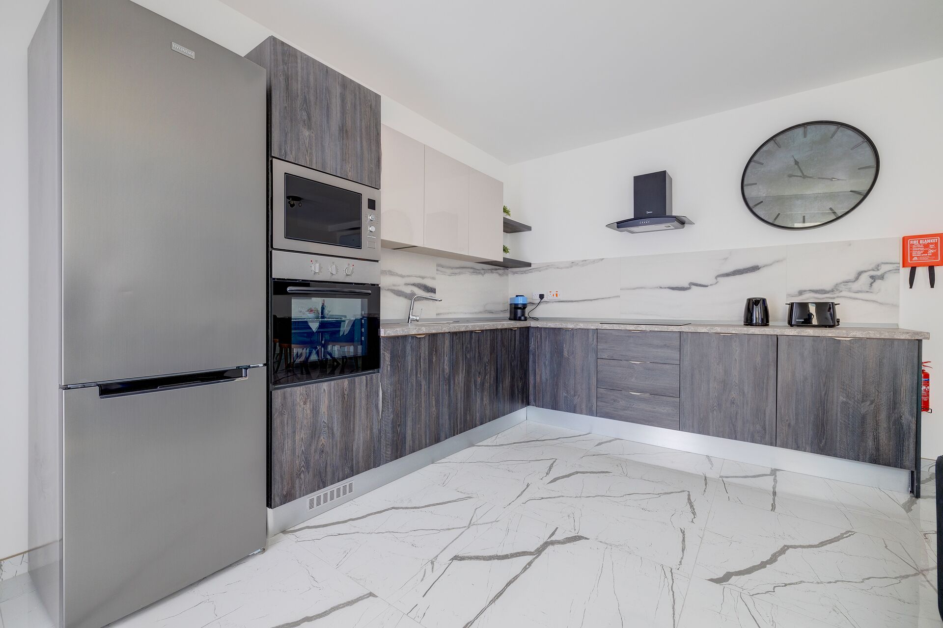 Een koelkast, een magnetron, een oven, een broodrooster