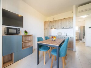 Apartamento, 1 habitación, balcón, vistas al mar | Comedor