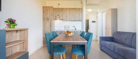 Apartment, 1 Bedroom, Balcony, Ocean View | Dining room
