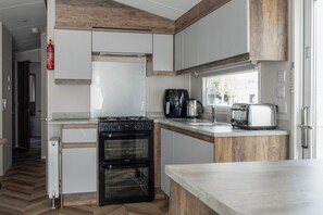 Cookware/dishes/utensils - Serenity Shores - Billing Aquadrome (Northampton)