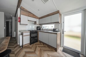 Cookware/dishes/utensils - Serenity Shores - Billing Aquadrome (Northampton)