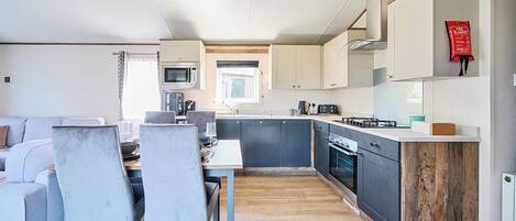 Lave-vaisselle, batterie de cuisine, vaisselle et ustensiles