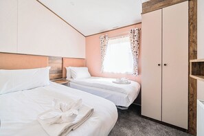 2 habitaciones, decoración personalizada y muebles diferentes 