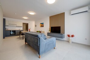 TV - Stunning 3BR Apartment in Bugibba (Saint Paul's Bay)