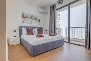 1 chambre, fer et planche à repasser