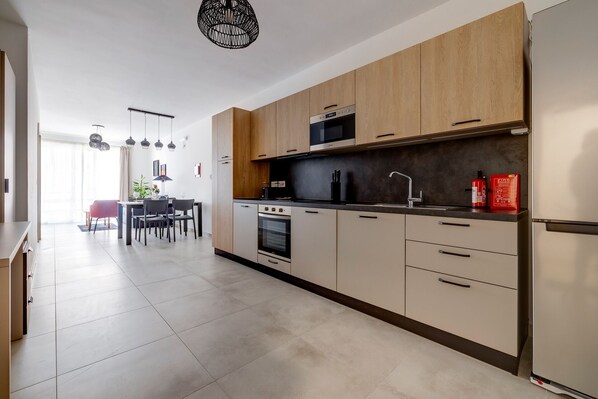 ثلاجة، مستلزمات طهي/أطباق/أوعية